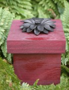 houten-urn-bloem-rood-zwart